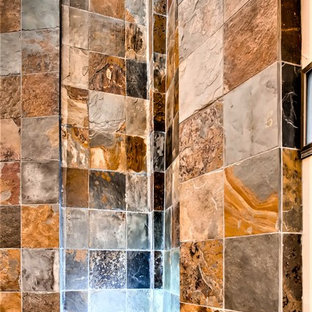 Ispirazione per una grande scala curva stile americano con pedata in legno, alzata in ardesia, parapetto in legno e boiserie