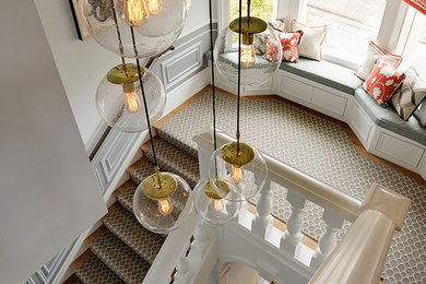 Cette image montre un escalier design en U de taille moyenne avec des marches en bois, des contremarches en bois et éclairage.