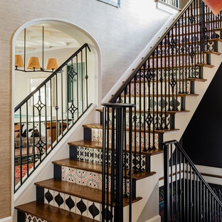 Stilmix Holztreppe in U-Form mit gefliesten Setzstufen und Stahlgeländer in Boston