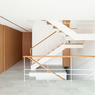 Ejemplo de escalera en U, contemporánea, grande, sin contrahuella, con escalones de madera