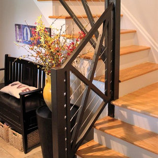 Aménagement d'un petit escalier craftsman en L avec des marches en bois et des contremarches en bois peint.