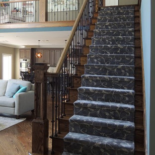 Diseño de escalera recta, de estilo americano, grande, con barandilla de varios materiales, escalones de madera y contrahuellas de madera