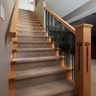 Diseño de escalera recta, de estilo americano, con escalones enmoquetados, contrahuellas enmoquetadas y barandilla de varios materiales