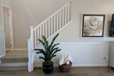 サンフランシスコにある低価格の小さなコンテンポラリースタイルのおしゃれな階段 (木材の手すり) の写真