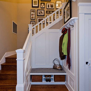 Imagen de escalera en L, tradicional, de tamaño medio, con escalones de madera y contrahuellas de madera