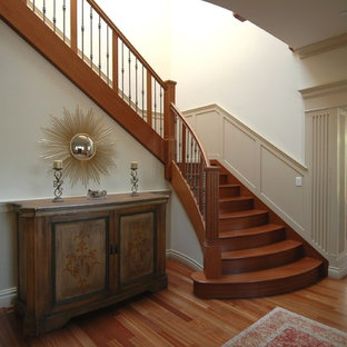 Aménagement d'un escalier craftsman avec des marches en bois et des contremarches en bois.