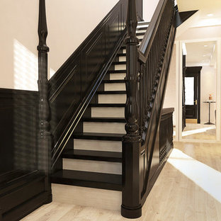 Mittelgroße Klassische Treppe in L-Form mit gebeizten Holz-Treppenstufen und gebeizten Holz-Setzstufen in New York
