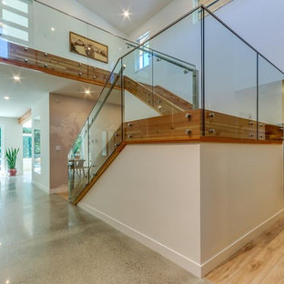 Ispirazione per una grande scala curva design con pedata in legno e alzata in legno