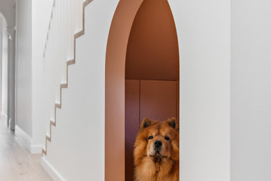 Modelo de escalera en L contemporánea pequeña con escalones de madera, contrahuellas de madera y barandilla de metal