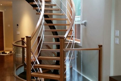Diseño de escalera suspendida contemporánea de tamaño medio sin contrahuella con escalones de madera