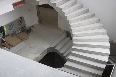 バークシャーにあるインダストリアルスタイルのおしゃれな階段の写真