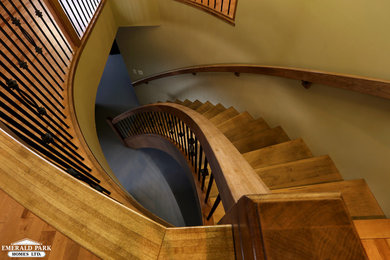 Imagen de escalera curva rural con escalones de madera y contrahuellas de madera