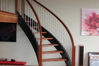 Diseño de escalera suspendida tradicional de tamaño medio sin contrahuella con escalones de madera y barandilla de madera