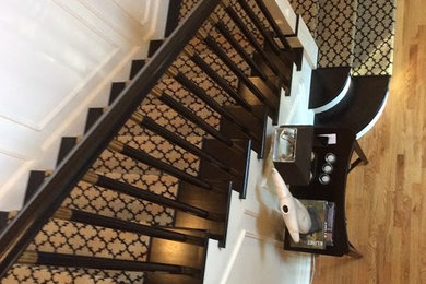 Imagen de escalera en L clásica de tamaño medio con escalones enmoquetados, contrahuellas enmoquetadas y barandilla de madera