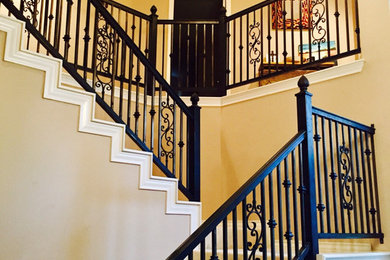 Foto de escalera en L tradicional de tamaño medio con escalones de metal y contrahuellas de madera
