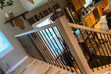 Diseño de escalera recta de estilo americano de tamaño medio con barandilla de madera
