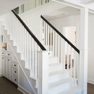 Diseño de escalera recta, de estilo americano, con barandilla de madera
