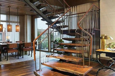 На фото: большая лестница на больцах в стиле модернизм с деревянными ступенями и металлическими перилами без подступенок