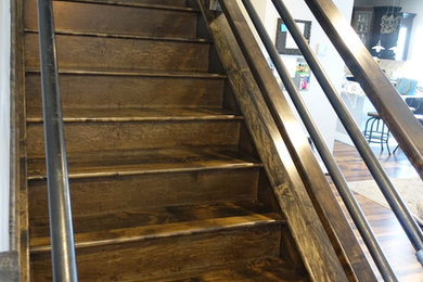 Diseño de escalera recta de estilo americano grande con escalones de madera y contrahuellas de madera