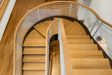 ポートランドにあるトラディショナルスタイルのおしゃれな階段の写真