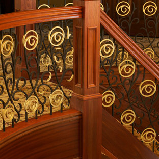 Foto de escalera curva, asiática, extra grande, con escalones enmoquetados, contrahuellas enmoquetadas y barandilla de varios materiales