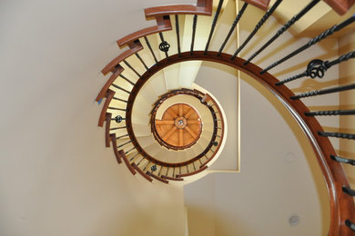 Diseño de escalera de caracol mediterránea extra grande con escalones de madera y contrahuellas de madera