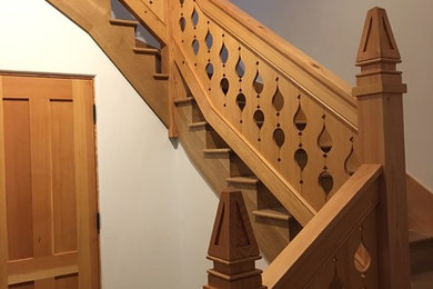 Foto på en mellanstor minimalistisk svängd trappa i trä, med sättsteg i trä