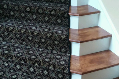 Ejemplo de escalera en L clásica pequeña con escalones de madera y contrahuellas de madera pintada