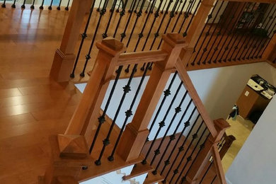 Imagen de escalera en L clásica pequeña con escalones de madera, contrahuellas de madera y barandilla de madera