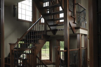 Diseño de escalera en U tradicional renovada de tamaño medio sin contrahuella con escalones de madera y barandilla de metal
