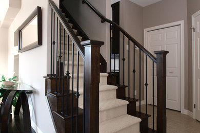 Modelo de escalera recta clásica renovada de tamaño medio con escalones de madera, contrahuellas de madera y barandilla de metal