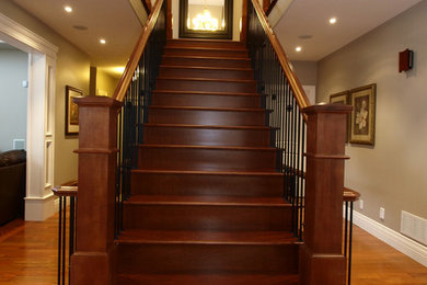 Diseño de escalera recta tradicional renovada de tamaño medio con escalones de madera, contrahuellas de madera y barandilla de metal