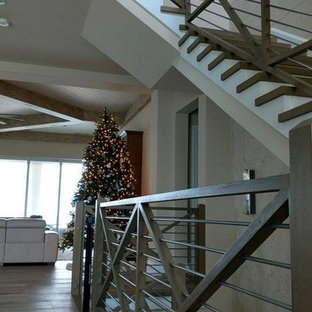 Ejemplo de escalera recta, campestre, de tamaño medio, con escalones de madera, contrahuellas de madera pintada y barandilla de varios materiales