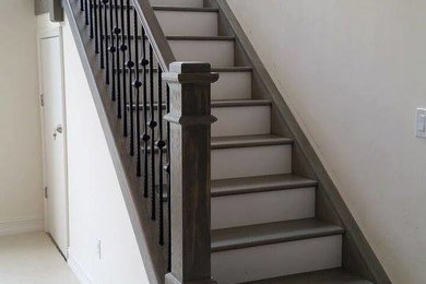 Foto de escalera en U clásica de tamaño medio con escalones de madera, contrahuellas de madera pintada y barandilla de varios materiales