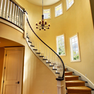 Diseño de escalera curva, pequeña, con escalones enmoquetados y contrahuellas enmoquetadas