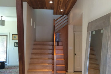 Ejemplo de escalera en L minimalista de tamaño medio con escalones de madera y contrahuellas de madera