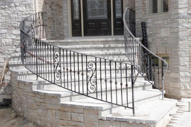 Staircase - traditional staircase idea in Chicago