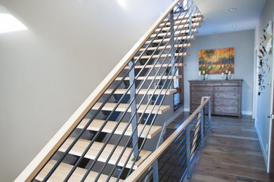 Cette image montre un escalier sans contremarche droit urbain de taille moyenne avec des marches en bois et un garde-corps en métal.