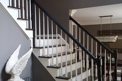 Modelo de escalera en L clásica de tamaño medio con escalones de madera y contrahuellas de madera pintada