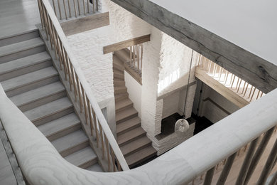 Modelo de escalera contemporánea con escalones de madera y contrahuellas de madera