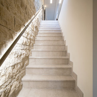Esempio di una scala a rampa dritta moderna di medie dimensioni con pedata in travertino, alzata in travertino e parapetto in materiali misti