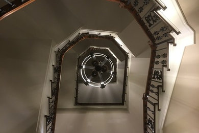 タンパにある地中海スタイルのおしゃれな階段の写真