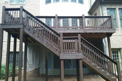 アトランタにある広いトラディショナルスタイルのおしゃれな直階段 (木の蹴込み板、木材の手すり) の写真