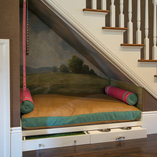 Diseño de escalera tradicional con escalones de madera