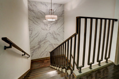 На фото: прямая деревянная лестница среднего размера в современном стиле с деревянными ступенями