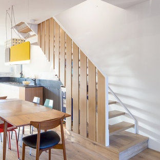 Inspiration pour un petit escalier sans contremarche nordique en L avec des marches en bois et un garde-corps en bois.