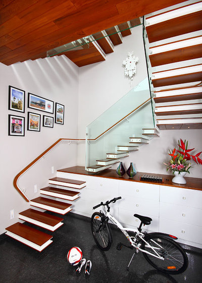 Contemporary Staircase by Savio & Rupa Interior Concepts (Bangalore)