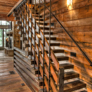 Modelo de escalera recta, rústica, sin contrahuella, con escalones de madera y barandilla de varios materiales