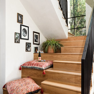 Modelo de escalera en U, bohemia, con escalones de madera, contrahuellas de madera y barandilla de metal