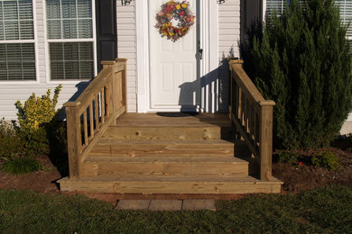 Ejemplo de escalera recta clásica pequeña con escalones de madera, contrahuellas de madera y barandilla de madera
